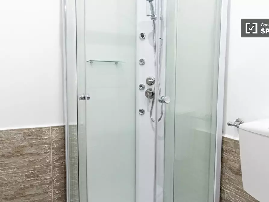 Immagine 10 di Camera condivisa in affitto  in Piazza Regina Margherita a Roma