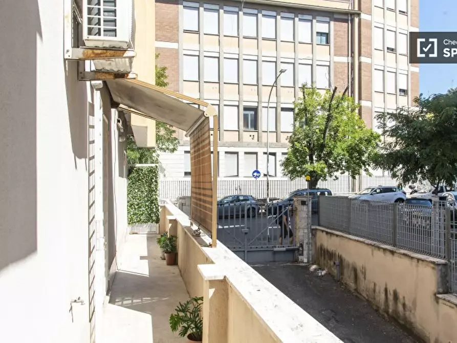 Immagine 5 di Camera condivisa in affitto  in Via Corrado Segre a Roma