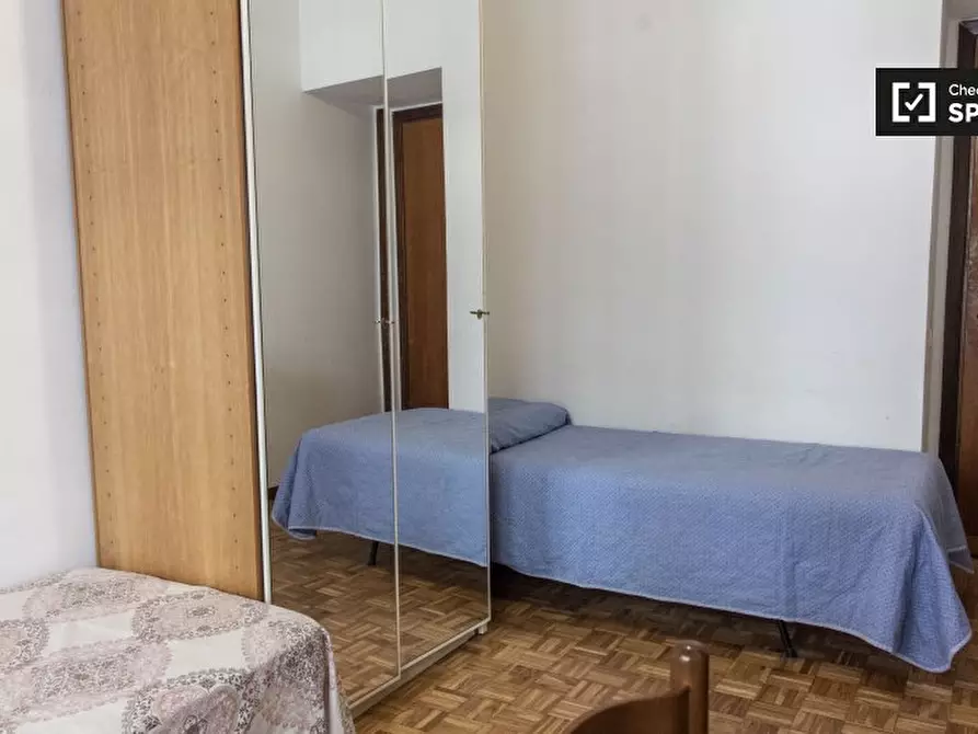 Immagine 3 di Camera condivisa in affitto  in Via Renato Simoni a Roma