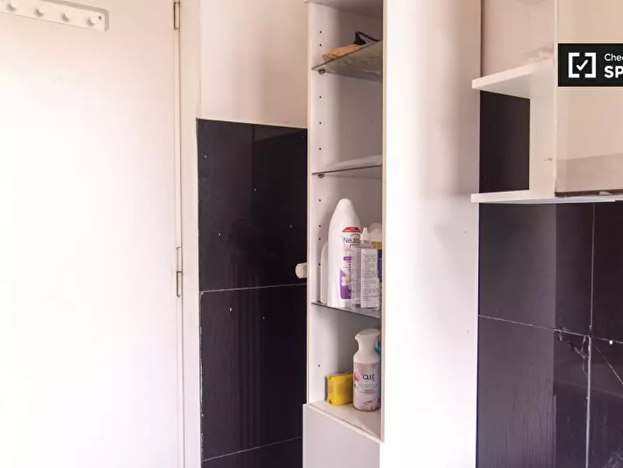 Immagine 10 di Camera condivisa in affitto  in Via Monte Cristallo a Roma