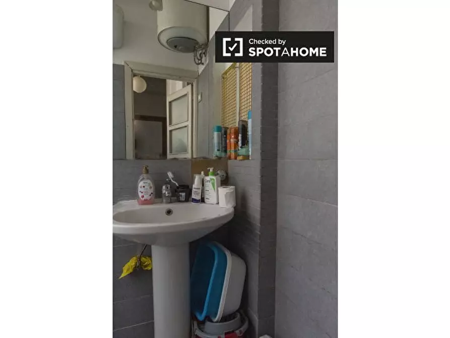 Immagine 11 di Camera condivisa in affitto  in Via Camilla a Roma