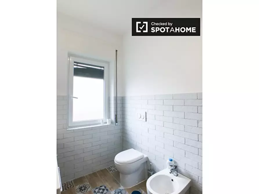 Immagine 17 di Camera condivisa in affitto  in Viale Giustiniano Imperatore a Roma