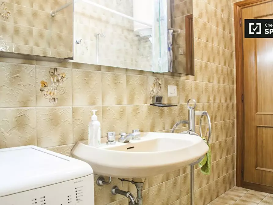 Immagine 14 di Camera condivisa in affitto  in Via Altavilla Irpina a Roma