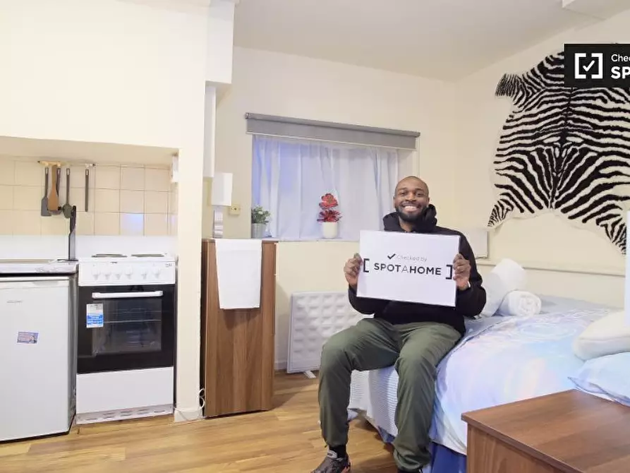 Immagine 4 di Ufficio in affitto  in Apartment a Brent