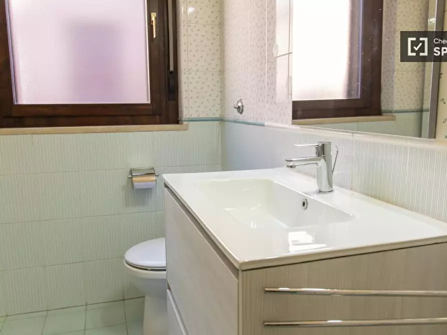 Immagine 17 di Camera condivisa in affitto  in Via Gian Antonio Maggi a Roma