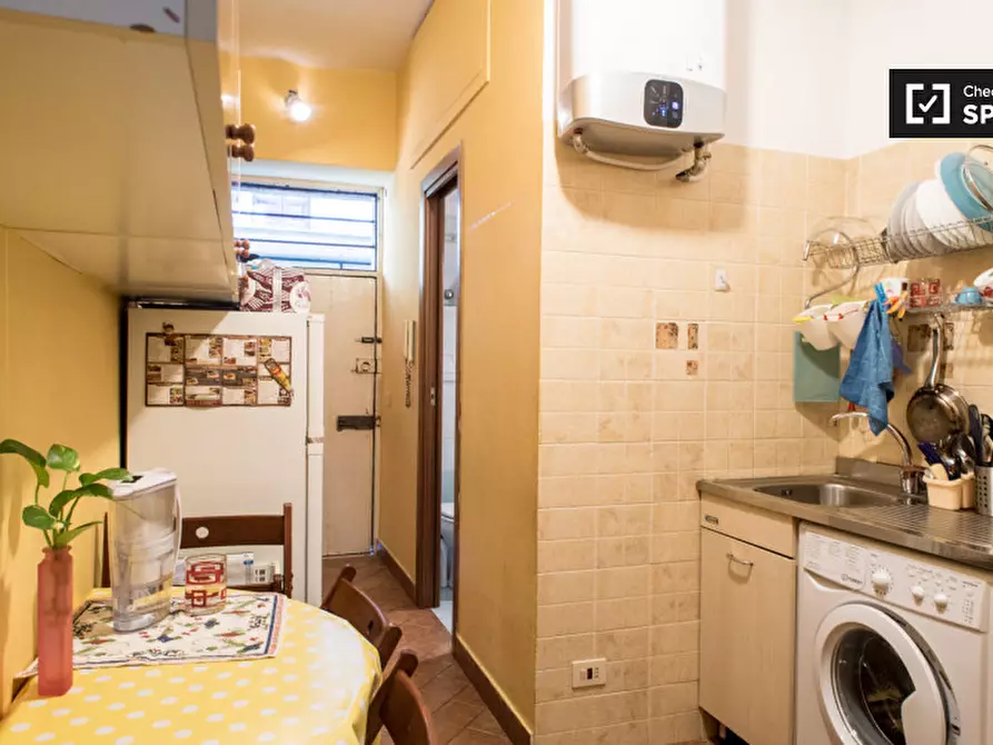 Immagine 7 di Camera condivisa in affitto  in Via degli Equi a Roma