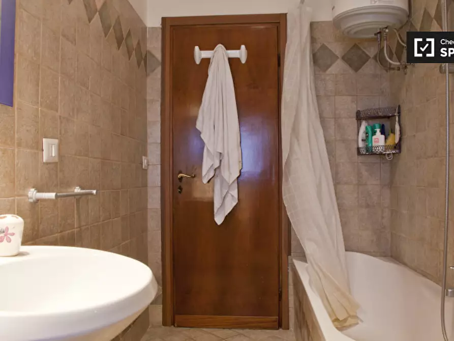 Immagine 15 di Camera condivisa in affitto  in Via della Massimilla a Roma