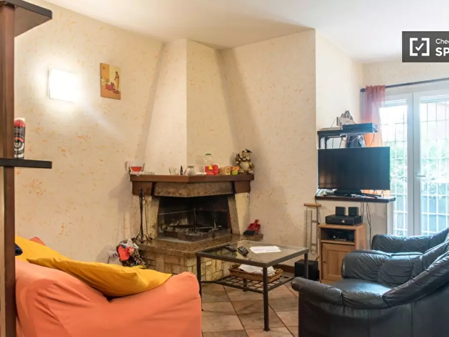 Immagine 5 di Camera condivisa in affitto  in Via dei Macarani a Roma