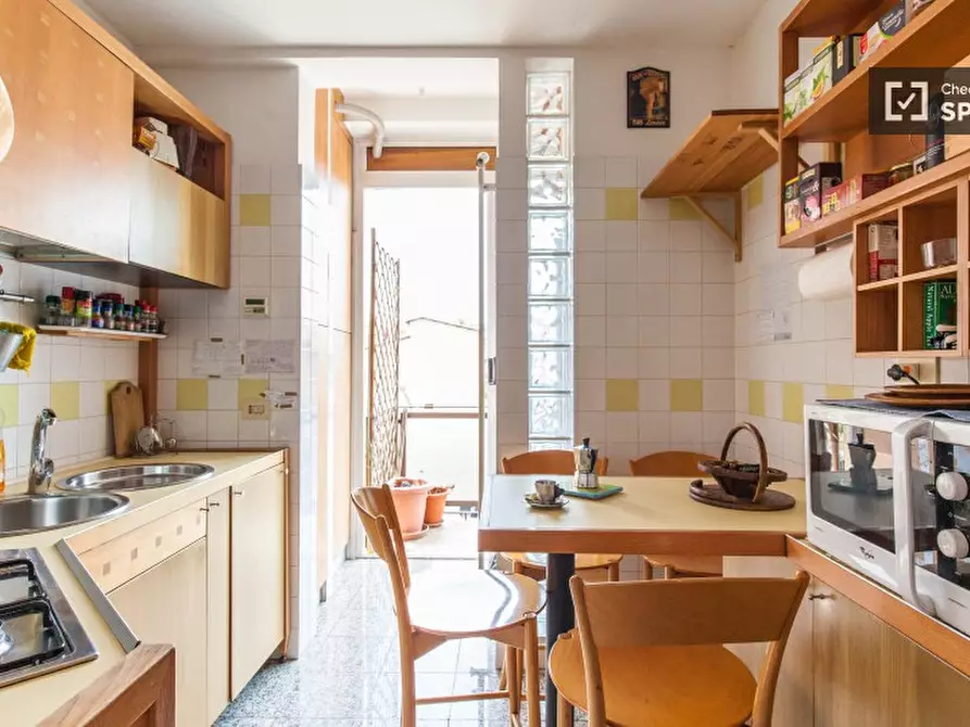 Immagine 4 di Camera condivisa in affitto  in Via Corinto a Roma