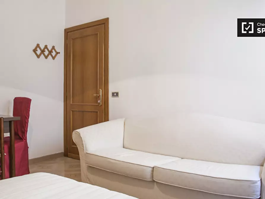 Immagine 17 di Camera condivisa in affitto  in Via Sestio Menas a Roma