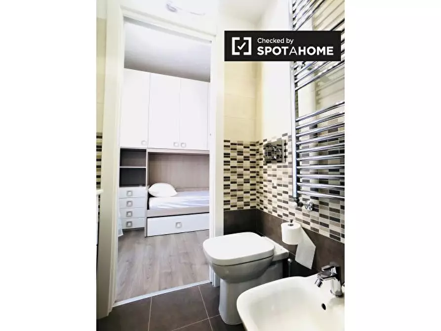 Immagine 18 di Camera condivisa in affitto  in Via Valdarno a Roma