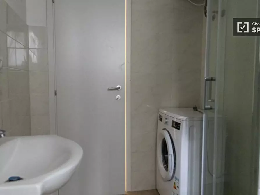 Immagine 8 di Camera condivisa in affitto  in Via Angelo Fava a Roma