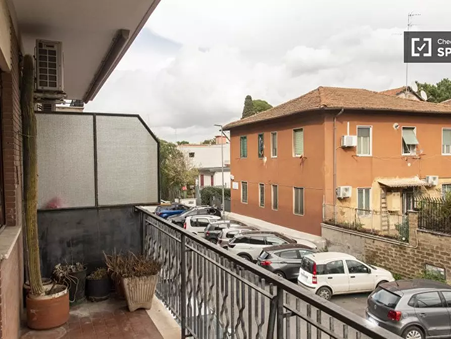 Immagine 10 di Camera condivisa in affitto  in Via Angelo Berardi a Roma