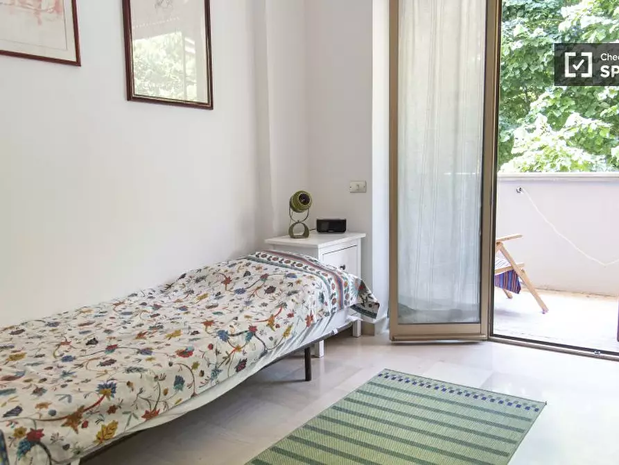 Immagine 4 di Camera condivisa in affitto  in Via della Fisica a Roma