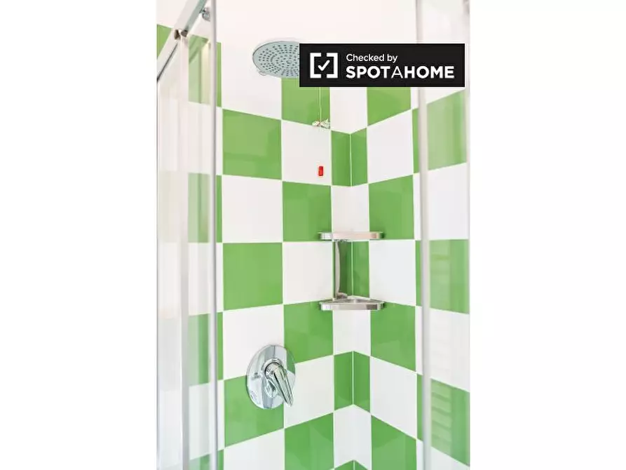 Immagine 5 di Camera condivisa in affitto  in Via dei Giovi a Roma