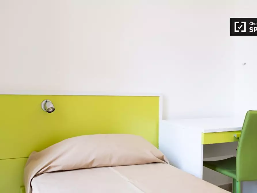 Immagine 2 di Camera condivisa in affitto  in Via dei Giovi a Roma