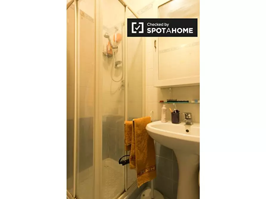 Immagine 10 di Camera condivisa in affitto  in Via Amico Aspertini a Roma