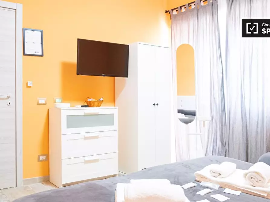 Immagine 2 di Camera condivisa in affitto  in Via Venzone a Roma
