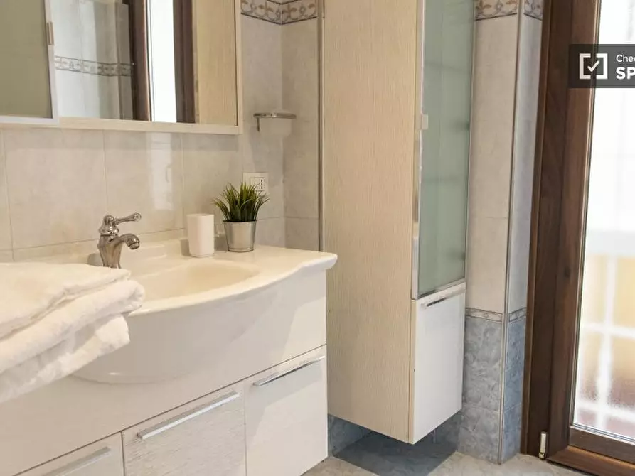 Immagine 11 di Camera condivisa in affitto  in Viale Ippocrate a Roma