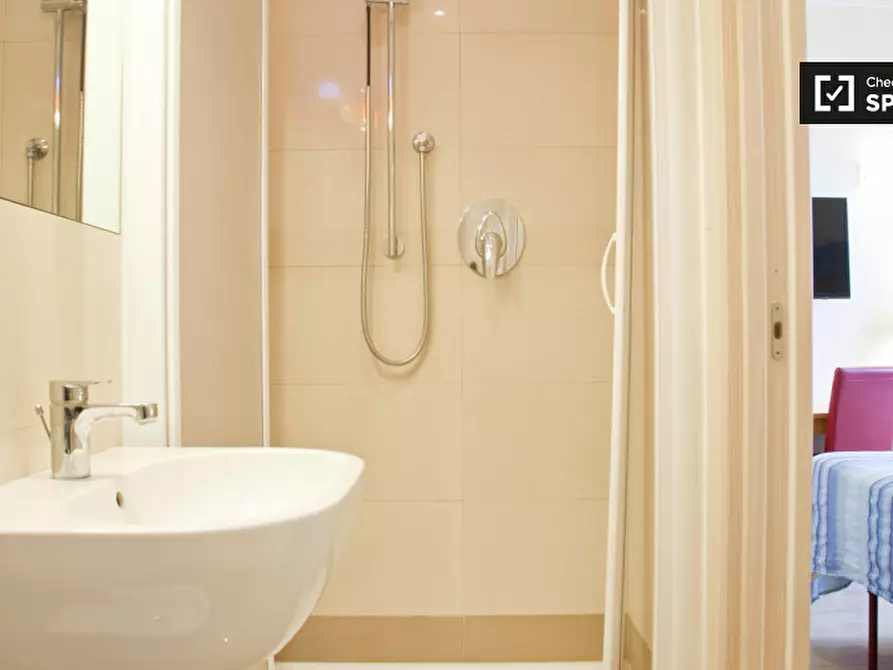 Immagine 8 di Camera condivisa in affitto  in Via Barletta a Roma