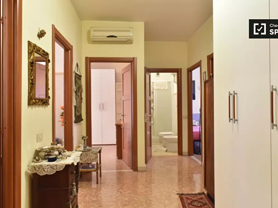 Immagine 17 di Camera condivisa in affitto  in Via Appia Nuova a Roma