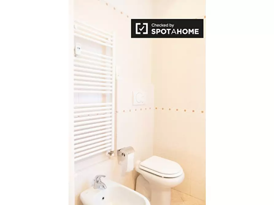 Immagine 11 di Camera condivisa in affitto  in Via Castroregio a Roma