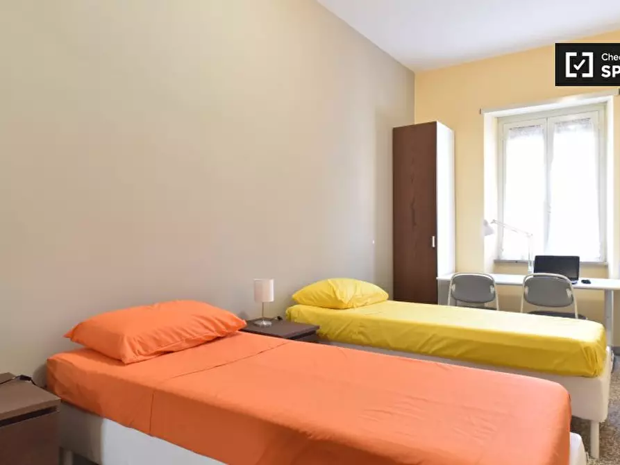 Immagine 1 di Camera condivisa in affitto  in Via dei Platani, 00172 Roma RM, Italy a Roma