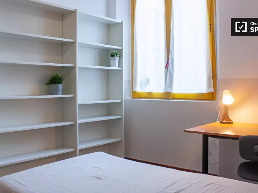 Immagine 3 di Camera condivisa in affitto  in Via Arona a Milano