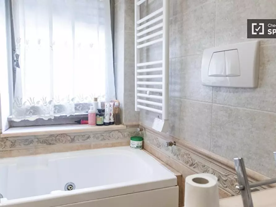 Immagine 17 di Camera condivisa in affitto  in Via Canzone del Piave a Roma