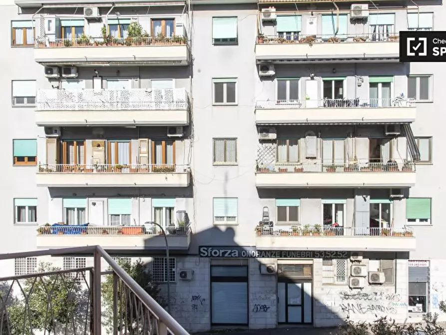 Immagine 5 di Camera condivisa in affitto  in Via di Val Tellina a Roma