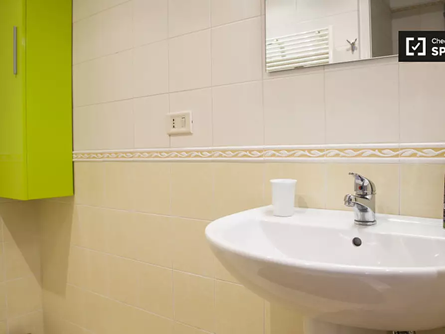 Immagine 8 di Camera condivisa in affitto  in Via Piediluco a Roma