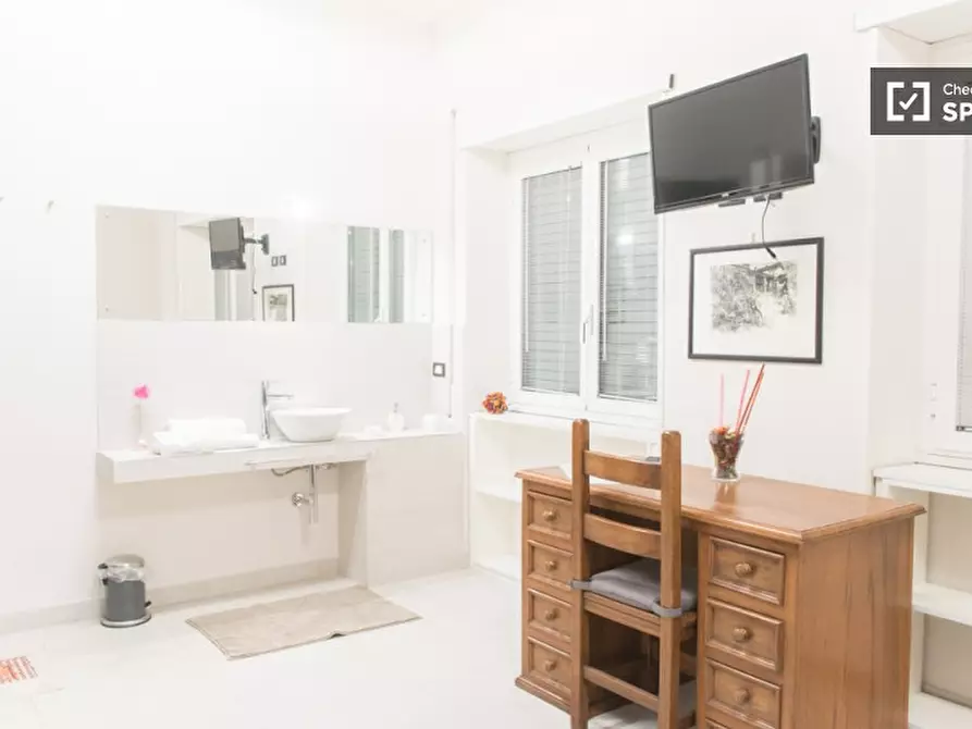 Immagine 2 di Camera condivisa in affitto  in Via Colle dei Pini a Roma