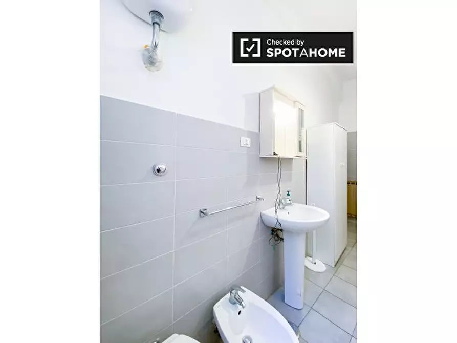 Immagine 17 di Camera condivisa in affitto  in Via Massaciuccoli a Roma