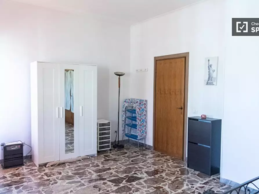 Immagine 4 di Camera condivisa in affitto  in Via della Massimilla a Roma
