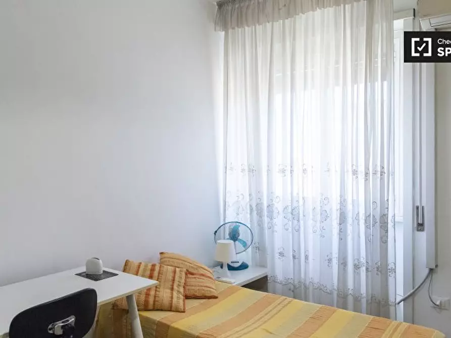 Immagine 2 di Camera condivisa in affitto  in Via di Grotta Perfetta a Roma