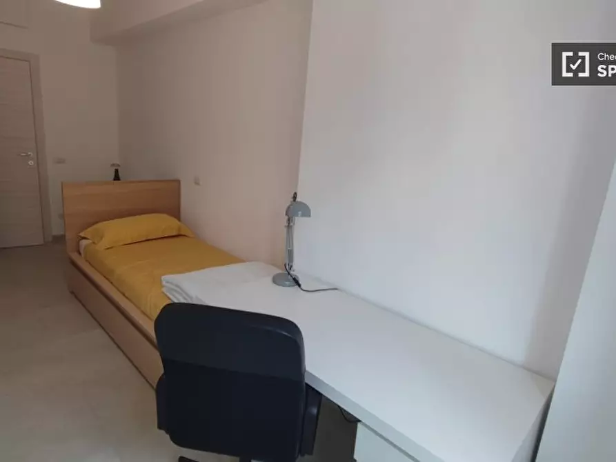 Immagine 3 di Camera condivisa in affitto  in Via Baldo degli Ubaldi a Roma