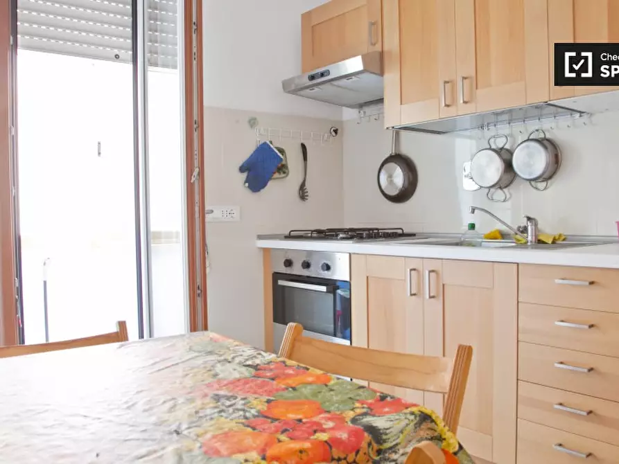 Immagine 6 di Camera condivisa in affitto  in Via Laodicea a Roma