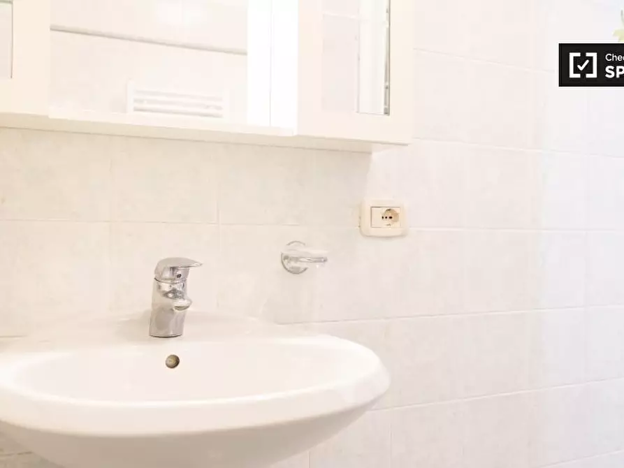 Immagine 5 di Camera condivisa in affitto  in Via dei Giovi a Roma