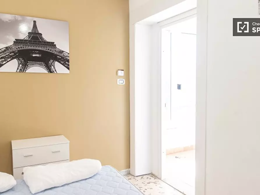 Immagine 2 di Camera condivisa in affitto  in Via Gregorio Ricci Curbastro a Roma