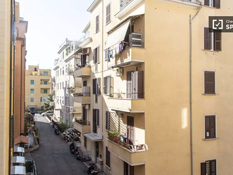 Immagine 11 di Camera condivisa in affitto  in Via Delle Azalee a Roma