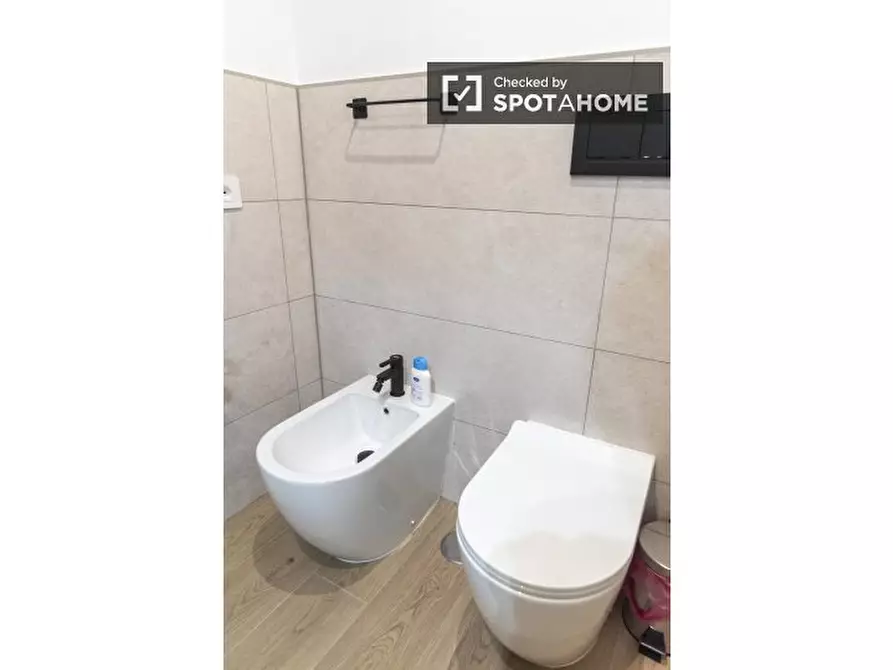 Immagine 2 di Camera condivisa in affitto  in Via Innocenzo XI a Roma