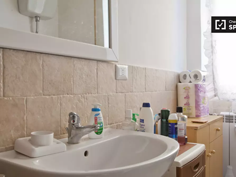 Immagine 16 di Camera condivisa in affitto  in Via della Massimilla a Roma