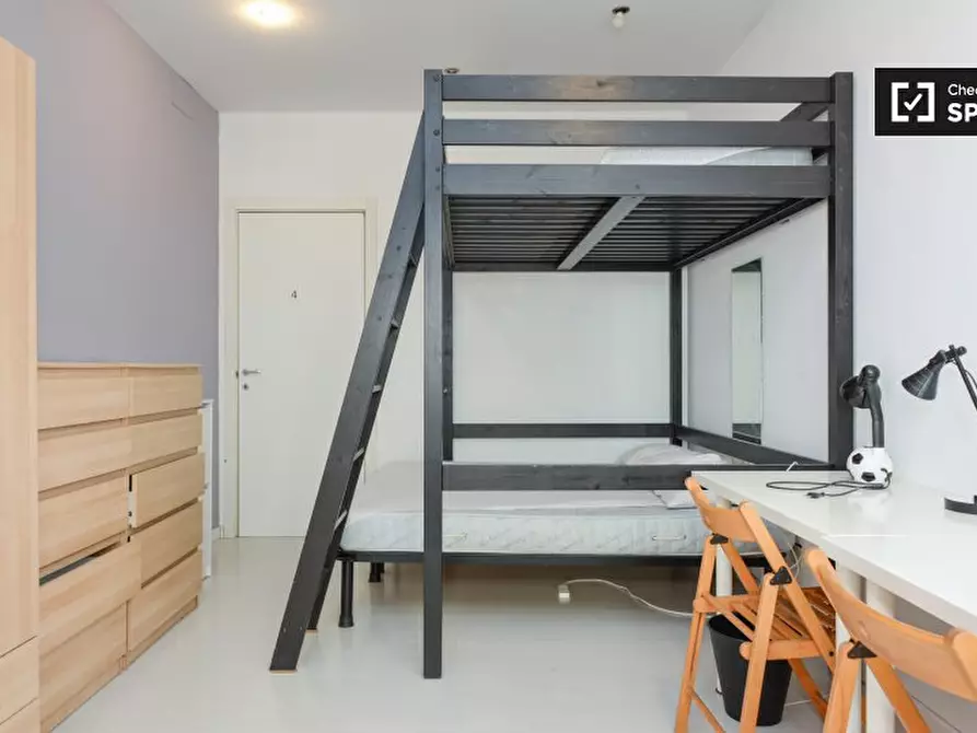 Immagine 2 di Camera condivisa in affitto  in Via Edoardo Jenner, 00151 Roma RM, Italy a Roma