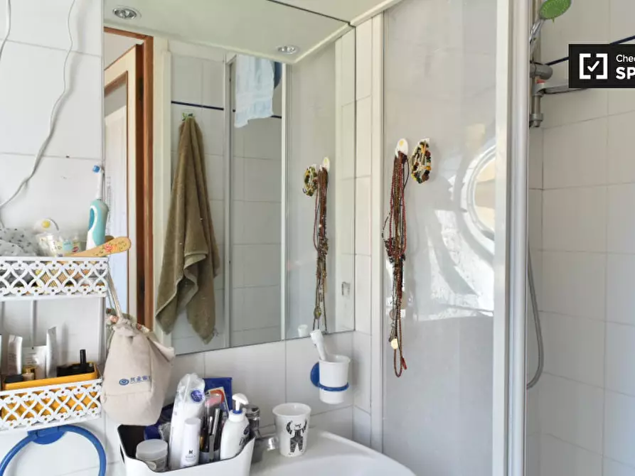 Immagine 5 di Camera condivisa in affitto  in Via dei Liburni a Roma