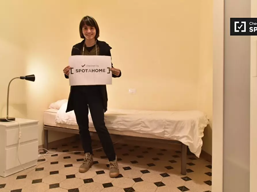 Immagine 4 di Camera condivisa in affitto  in Piazza Vittorio Emanuele II, 00185 Roma RM, Italy a Roma