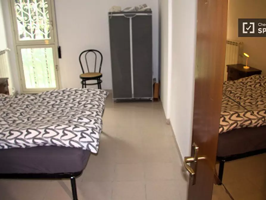 Immagine 2 di Camera condivisa in affitto  in Via Giuseppe de Robertis a Roma