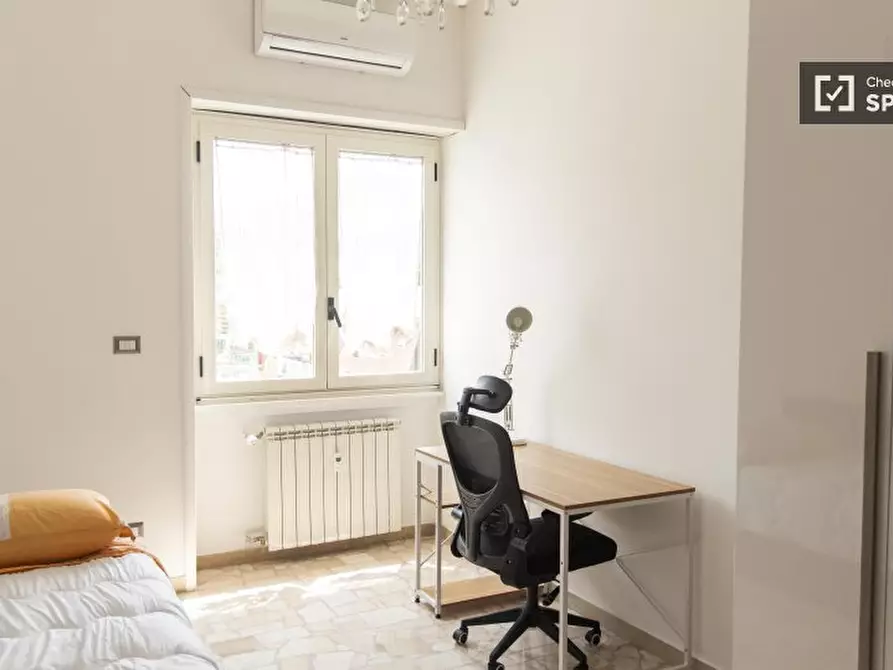 Immagine 3 di Camera condivisa in affitto  in Piazza Alfonso Neuschuler a Roma