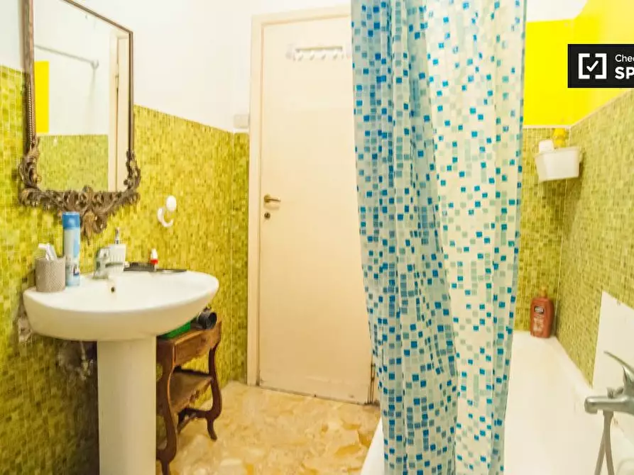 Immagine 10 di Camera condivisa in affitto  in Via Alba a Roma