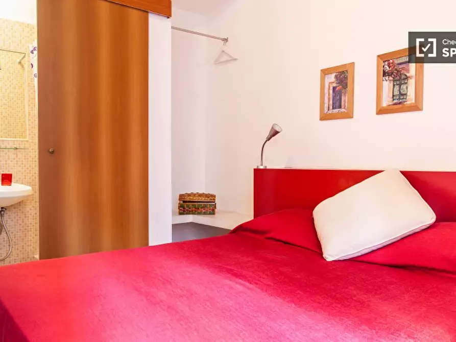 Immagine 11 di Camera condivisa in affitto  in Via Calatafimi a Roma