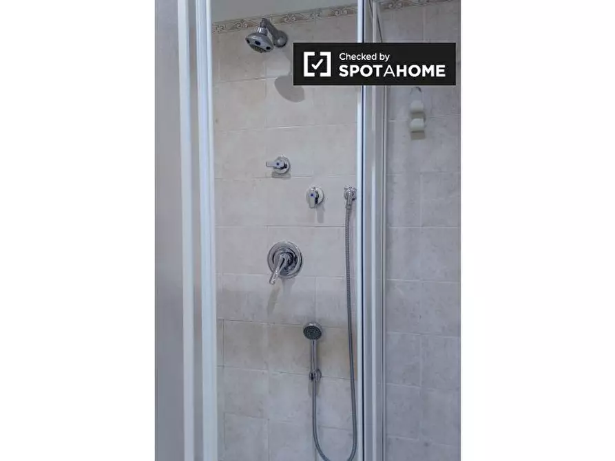 Immagine 19 di Appartamento in affitto  in Via Ildebrando Vivanti a Roma